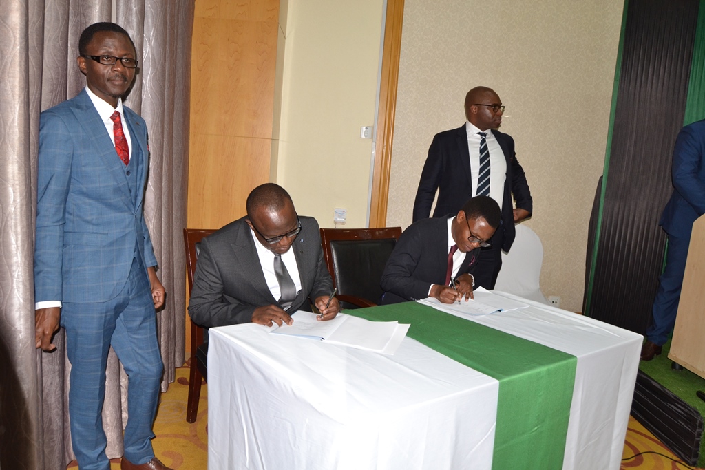 Chanza-and-Nwosu-signing-the-agreement-documents-in-Lilongwe-Photo-by-Watipaso-Mzungu