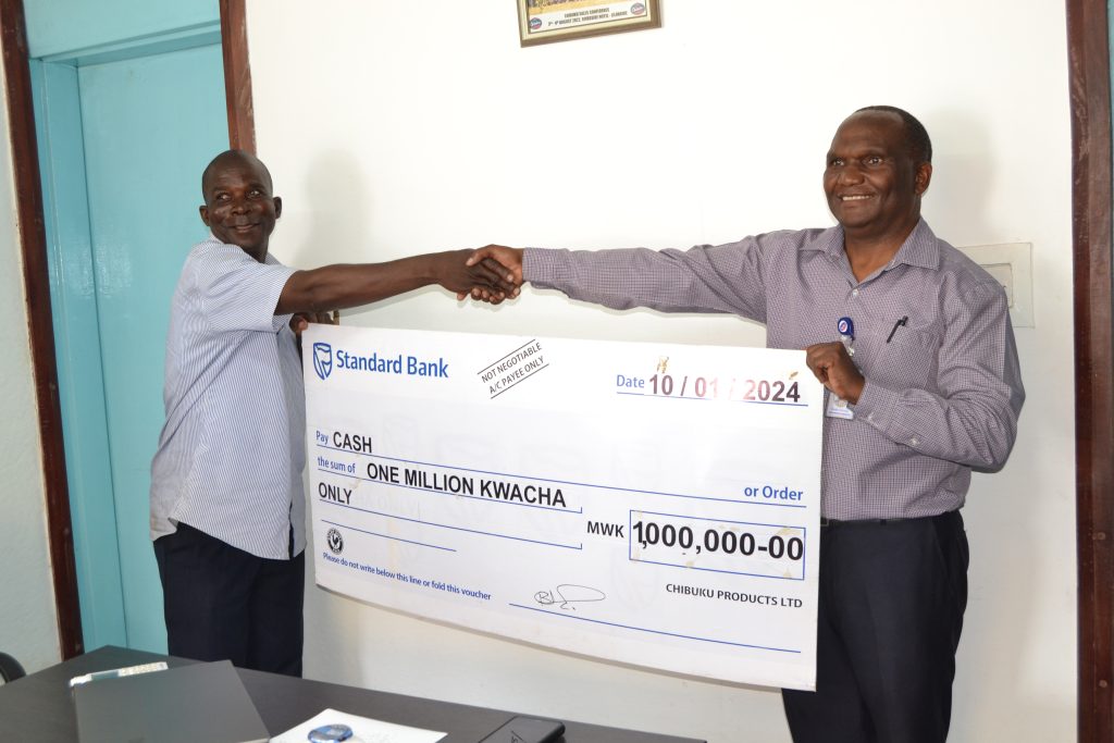 Lilongwe man Amon Mbewe carts MK1m in Chibuku Shake-Shake Bonanza 1 Chunga (right) presenting a dummy cheque to Mbewe at the Lilongwe Brewery on 11 January 2024--Photo by Watipaso Mzungu