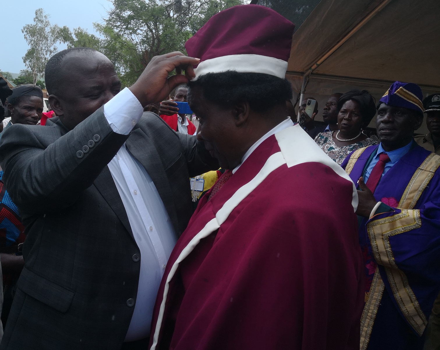 The minister helps one the chiefs putting on a crown