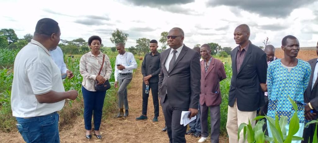 BT maize trials excite MPs, smallholder farmers in Malawi 1 Dr. Kwapata left briefing the MPs and farmers how the trial on BT maize is progressing at the Confined Field Trial site at Bunda Campus Photo by Watipaso Mzungu