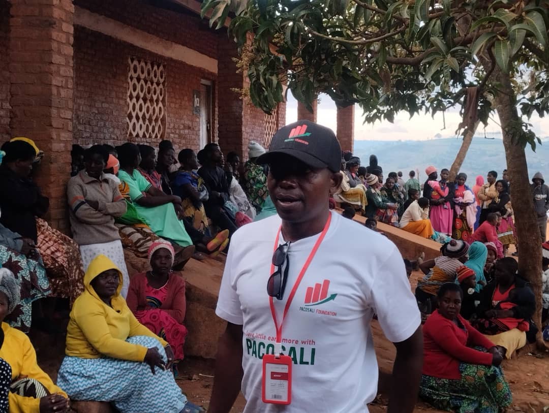Maloya explaining to the community about the benefits of Pacosaili