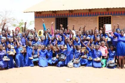 INDE woman officials and girls captured after presenting the donation