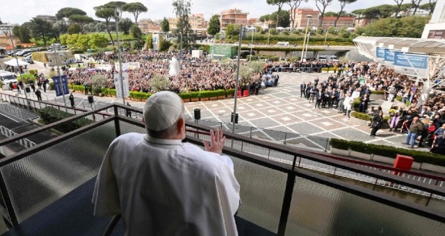 Pope Francis greets crowds in Rome before discharge from hospital 1 Pope discharge inside Pope Francis