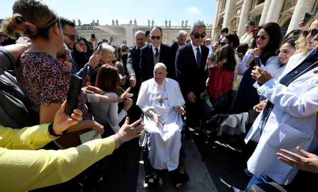 King Charles & Queen Camilla meet Pope Francis in surprise visit 1 Pope latest pic